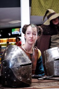 Troupe en tenues médiévales Déjeuner Médiéval Château Luc