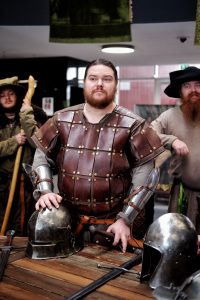 Troupe en tenues médiévales Déjeuner Médiéval Château Luc