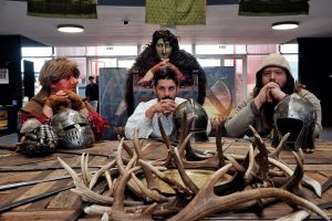 Troupe en tenues médiévales Déjeuner Médiéval Château Luc